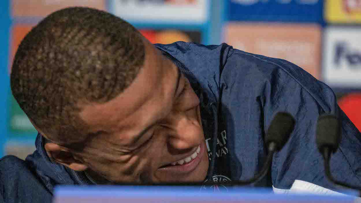 Kylian Mbappe du Paris Saint-Germain (PSG) rit d'une question sur les jets privés lors de la conférence de presse avant leur match du groupe H de l'UEFA Champions League contre la Juventus.