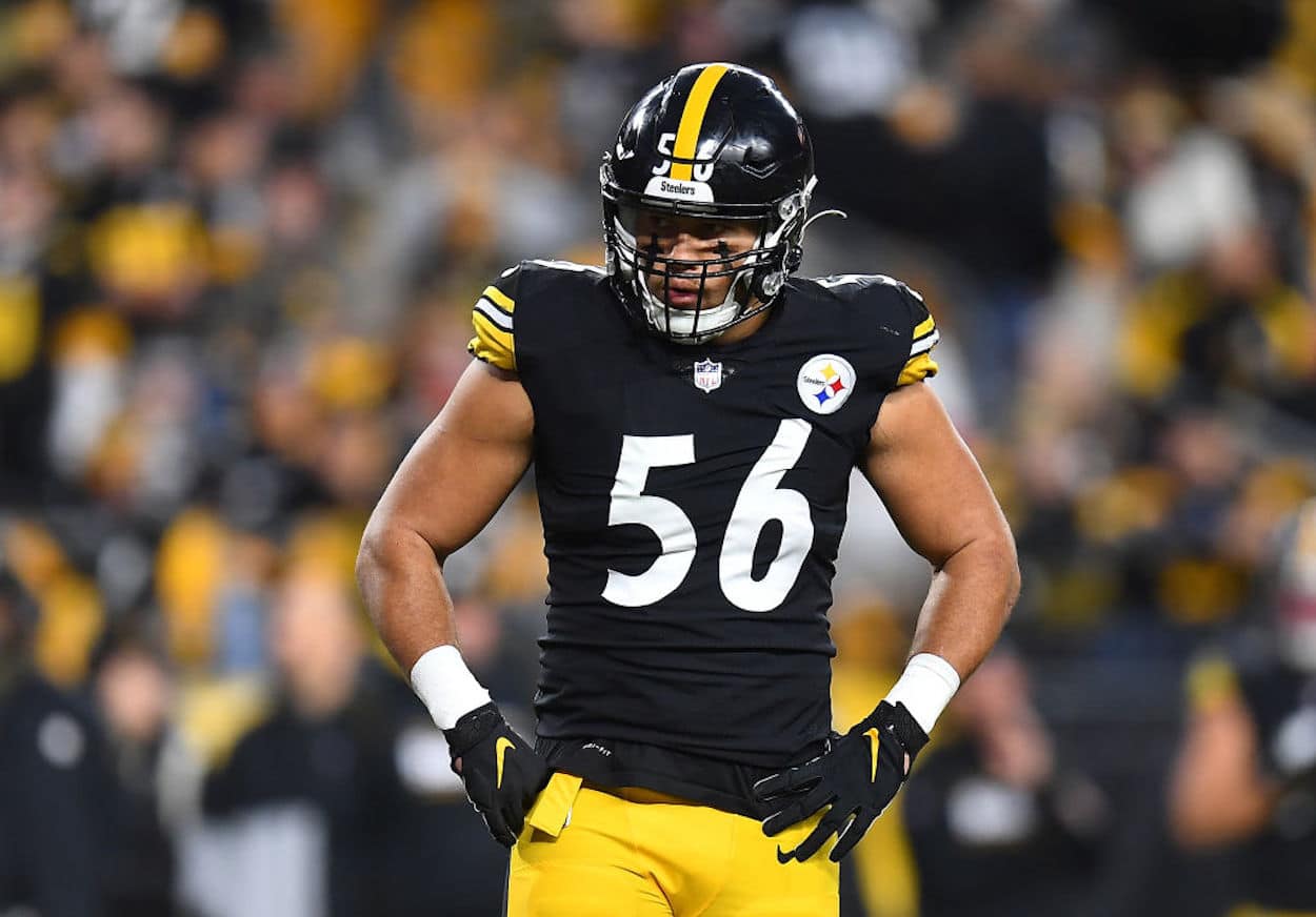 Alex Highsmith se para en el campo durante un juego de los Pittsburgh Steelers.