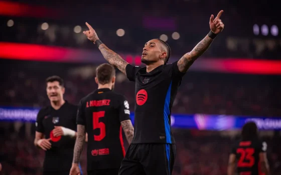 Barcelona Star Raphinha Celebrates After Scoring Against Benfica in Champions League Round of 16 First Leg