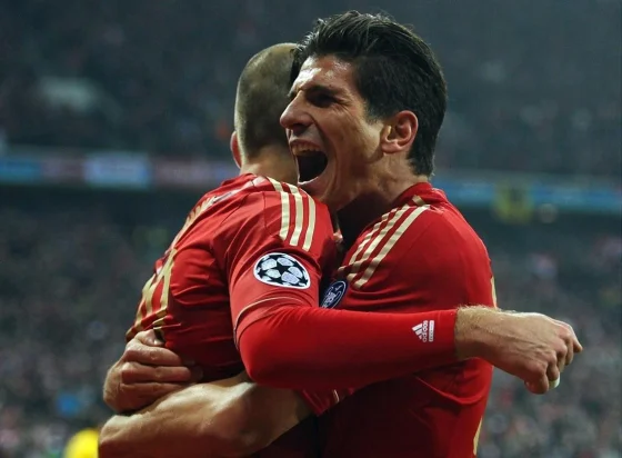 Mario Gomez Celebrating With Arjen Robben After Scoring Against Basel