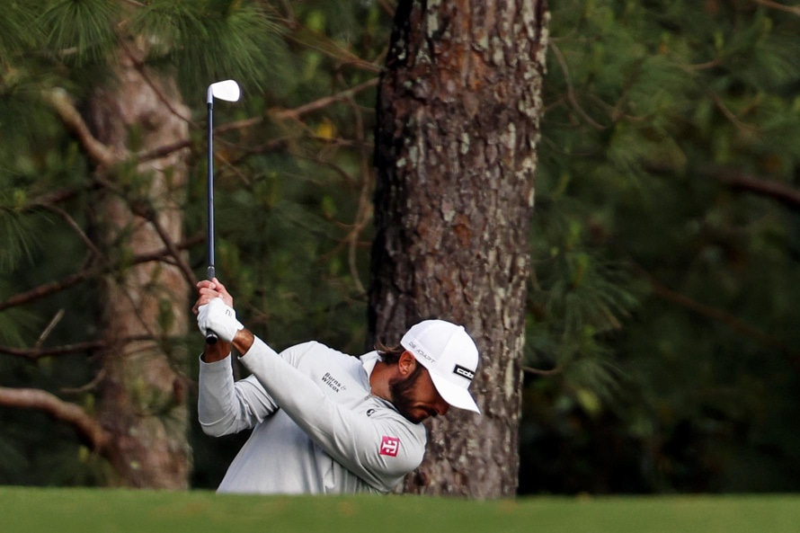Max Homa hits caddie Masters 2025