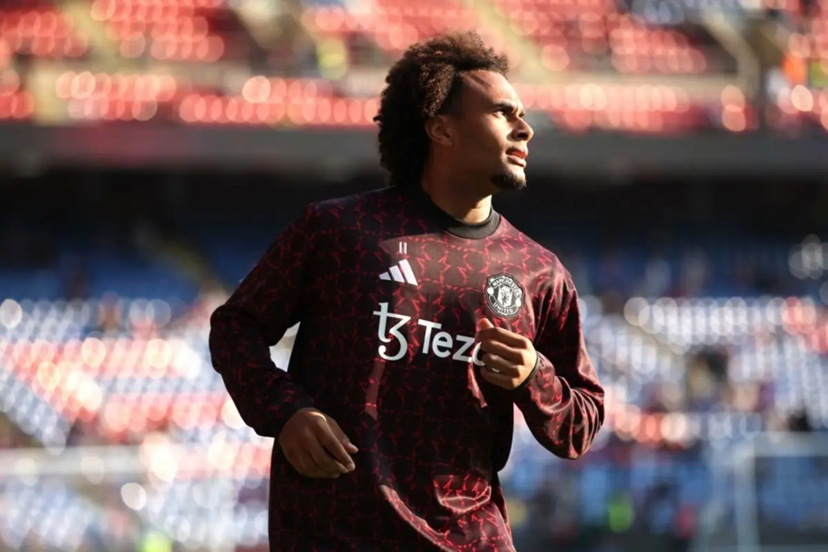 Joshua Zirkzee wearing a Manchester United training top during a match day