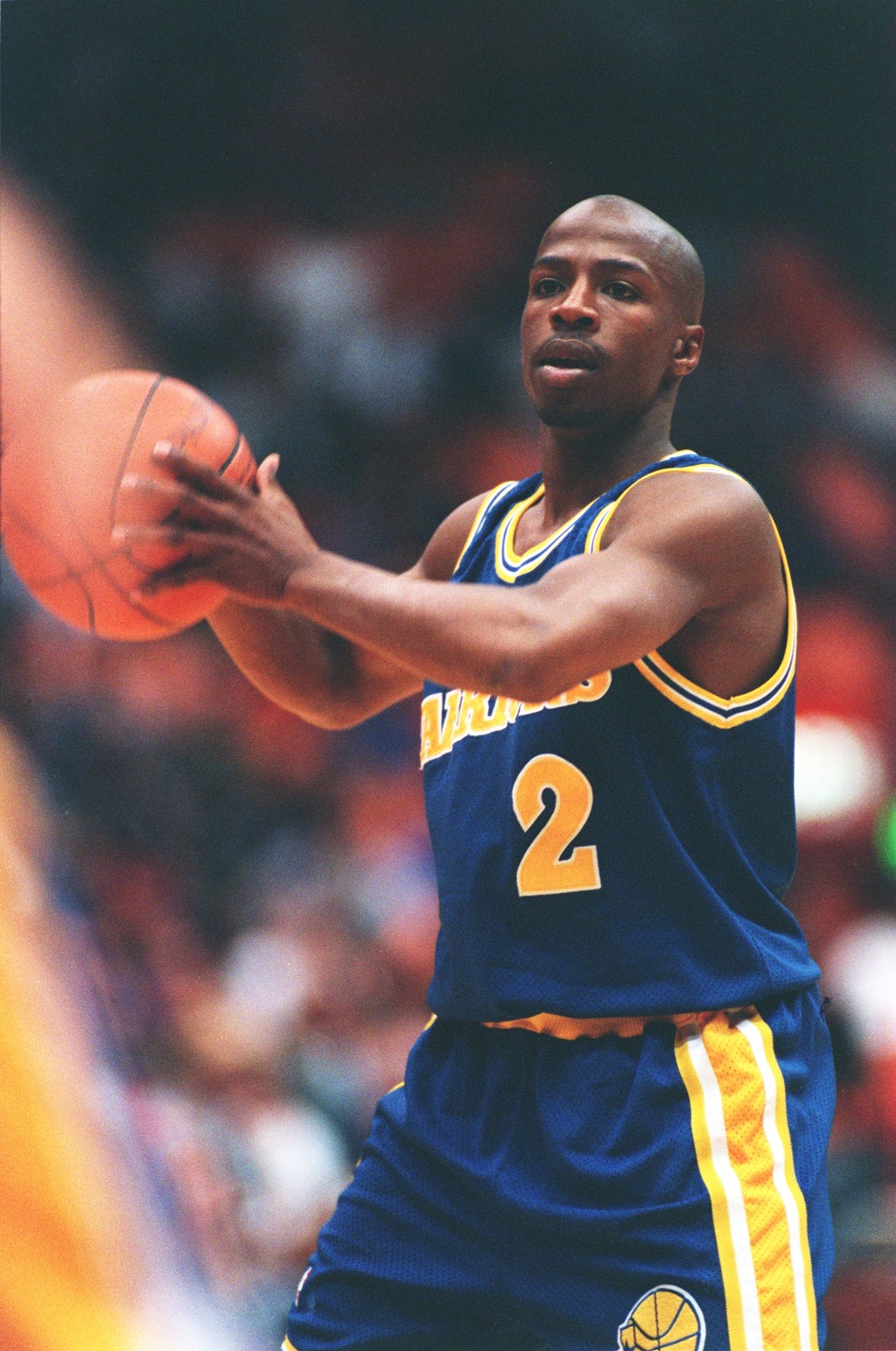 12 Dec 1993: KEITH JENNINGS OF THE GOLDEN STATE WARRIORS LOOKS TO PASS DURING THE 100-97 WIN OVER THE LOS ANGELES LAKERS AT THE GREAT WESTERN FORUM IN LOS ANGELES, CALIFORNIA.