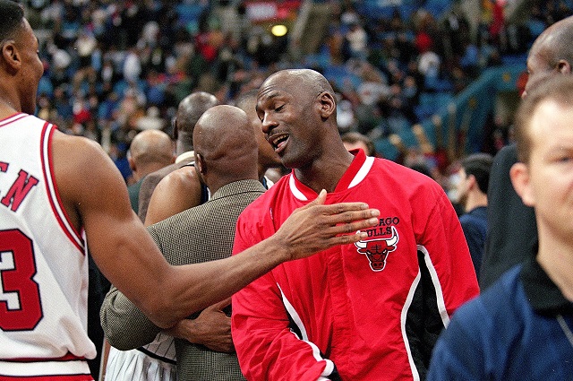  Michael Jordan felicita a un compañero de equipo.