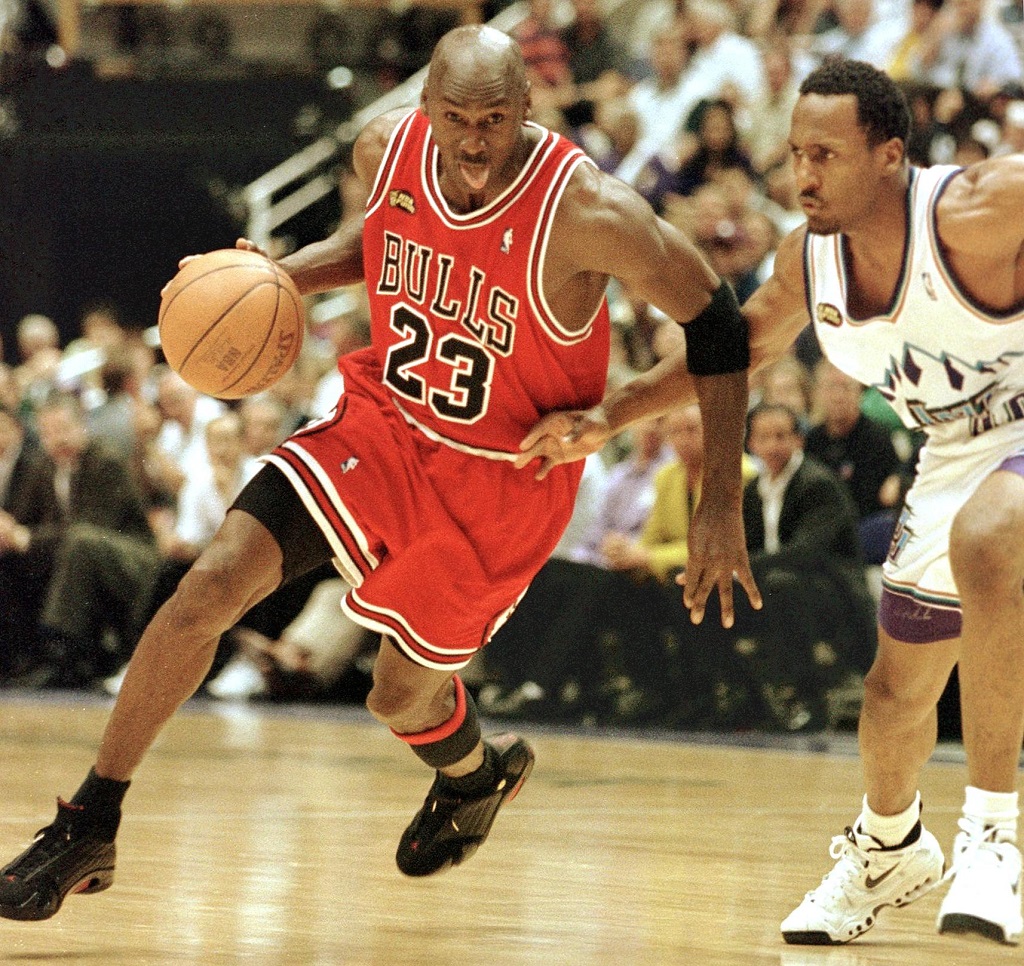 SALT LAKE CITY, UNITED STATES: Michael Jordan (L) of the Chicago Bulls goes to the basket past Shandon Anderson of the Utah Jazz 14 June during game six of the NBA Finals at the Delta Center in Salt Lake City, UT. The Bulls lead the best-of-seven series 3-2. AFP PHOTO/Mike NELSON (Photo credit should read MIKE NELSON/AFP/Getty Images)