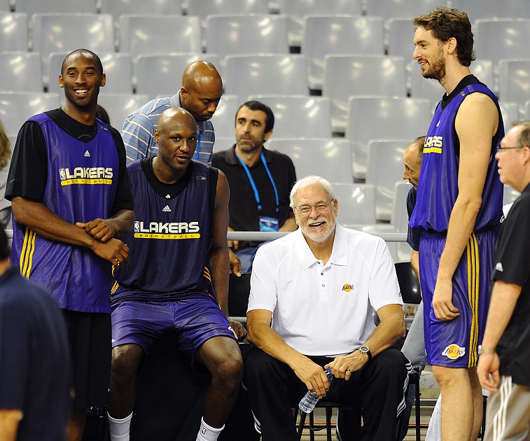 (FromL) Los Angeles Lakers' Kobe Bryant, Lamar Odom, coach Phil Jackson and Paul Gasol from Spain chat during training session on October 6, 2010 at Palau Sant Jordi in Barcelona. The NBA champions from Los Angeles Lakers will play against Euroleague champions from FC Barcelona in an NBA Europe Live basketball game at Palau Sant Jordi on October 7, 2010. AFP PHOTO/ LLUIS GENE (Photo credit should read LLUIS GENE/AFP/Getty Images)