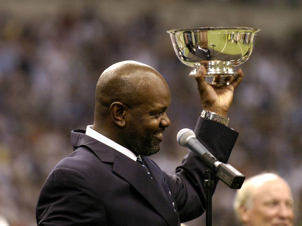 Former Dallas Cowboys running back Emmitt Smith salutes the crowd as he is inducted into the team's ring of fame.