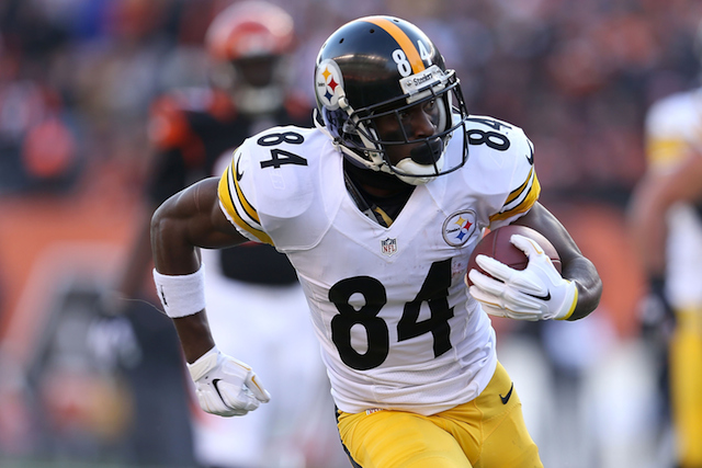 Antonio Brown carries the ball