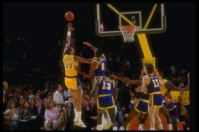 Kareem Abdul-Jabbar shoots a two.