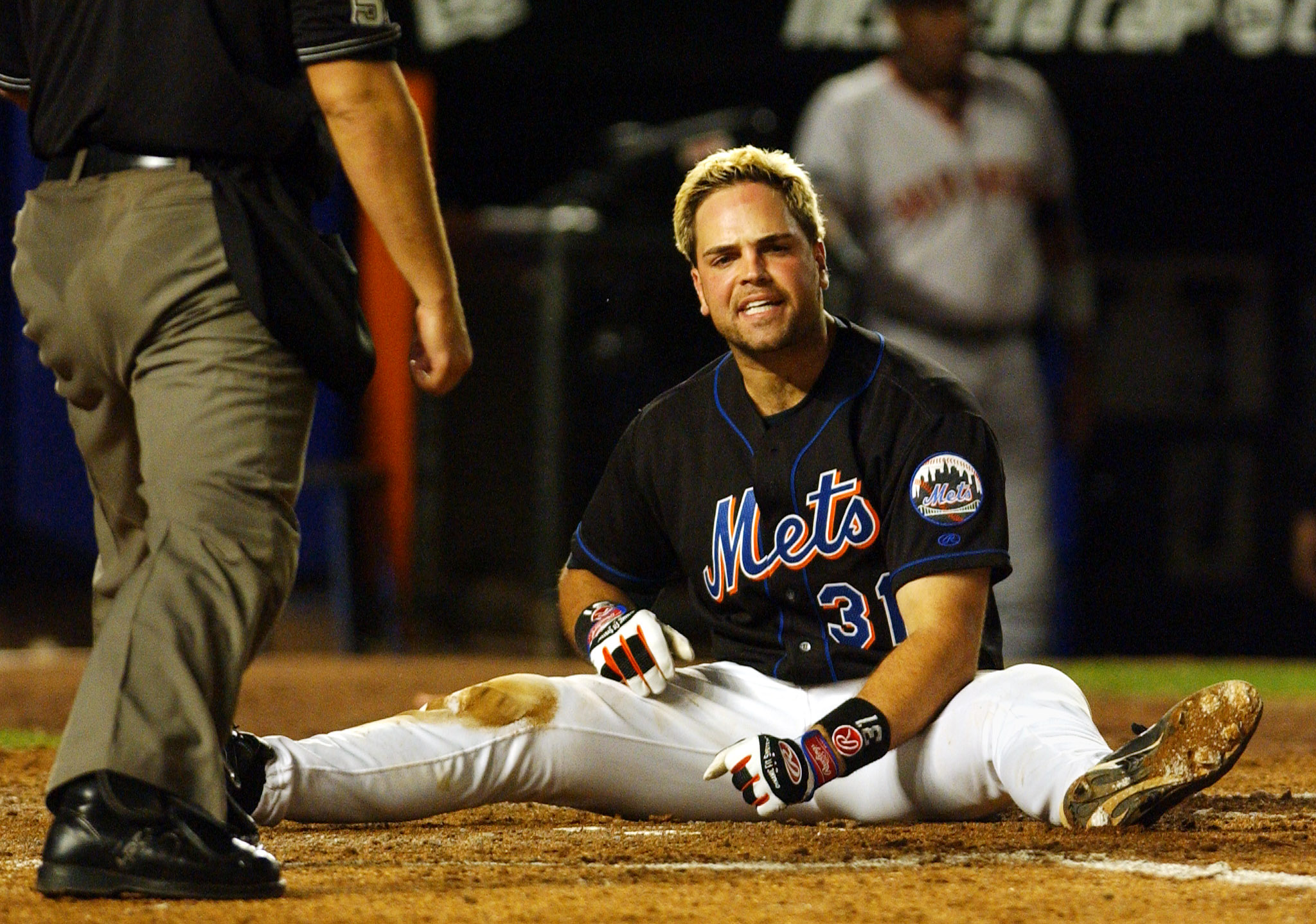 Mike Piazza of New York Mets (R) pounds the ground