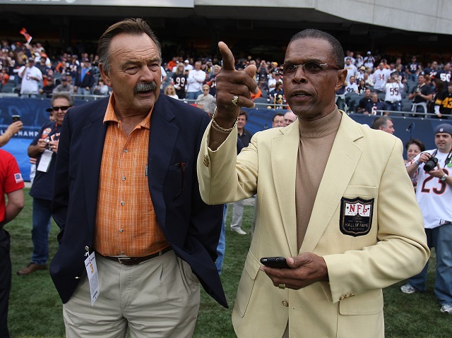 Gayle Sayers (R) on the field with Dick Butkus