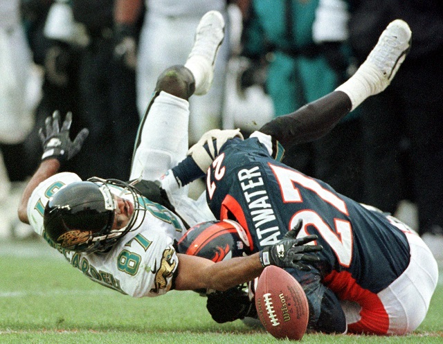 Denver Broncos defender Steve Atwater (R) breaks up a pass intended for Keenan McCartell (L) of the Jacksonville Jaguars