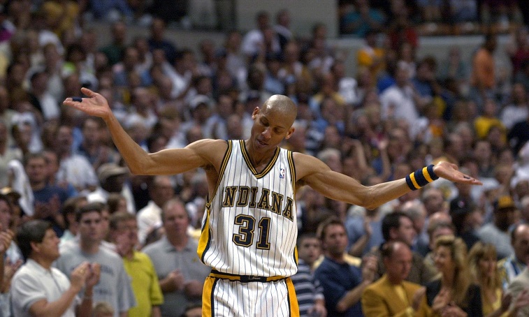 Indianapolis Pacers' Reggie Miller försöker få publiken att gå under första kvartalet av sin Eastern Conference semifinal mot Philadelphia 76ers i Indianapolis