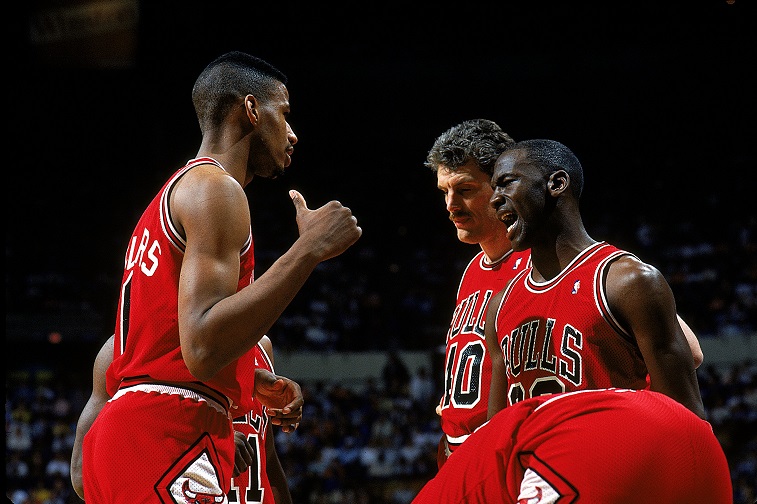 Michael Jordan huddles med holdkammerater under et spil