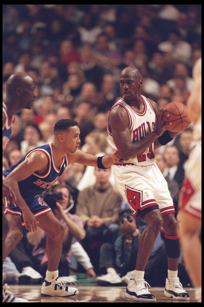 Michael Jordan puolustaa palloa New York Knicksin jäseniä vastaan.