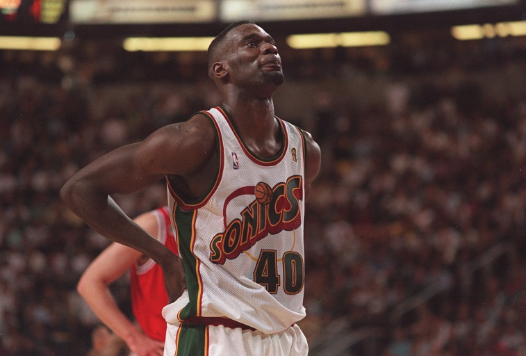 Shawn Kemp, een van de beste forwards van de jaren '90 en een van de top NBA spelers, op het veld in een Sonics uniform