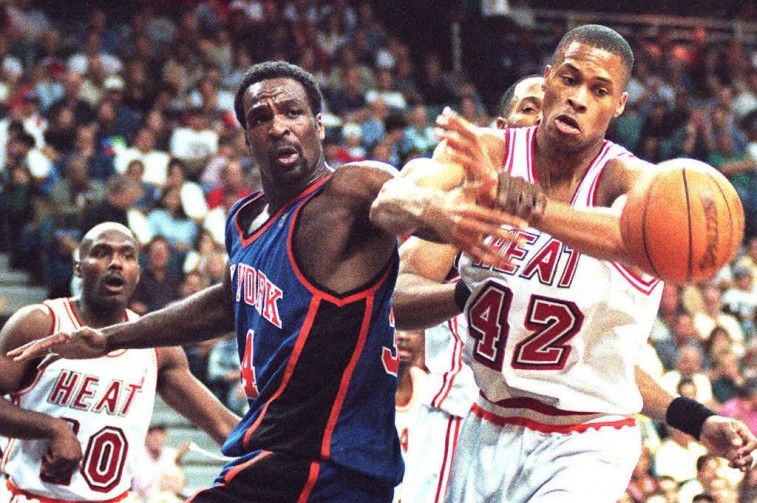 Charles Oakley (L) battles PJ Brown of the Miami Heat