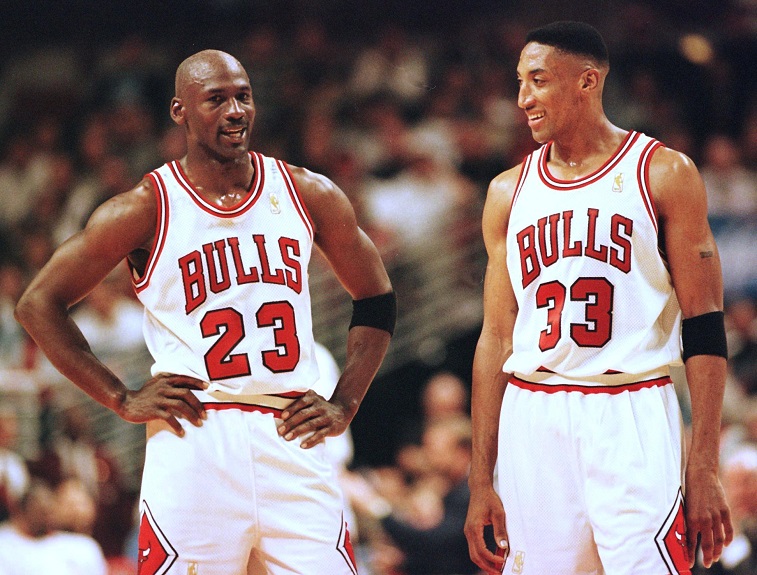 Chicago Bulls forward Scottie Pippen (R) gesprekken met Michael Jordan