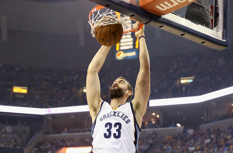 Gasol Dunks the Ball against the Golden State Warriors