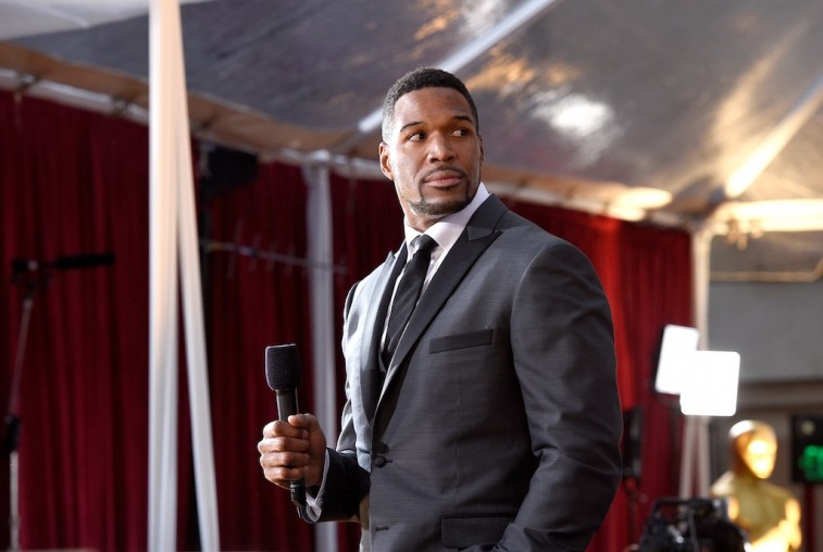 Michael Strahan holds the mic at the 2015 Academy Awards.