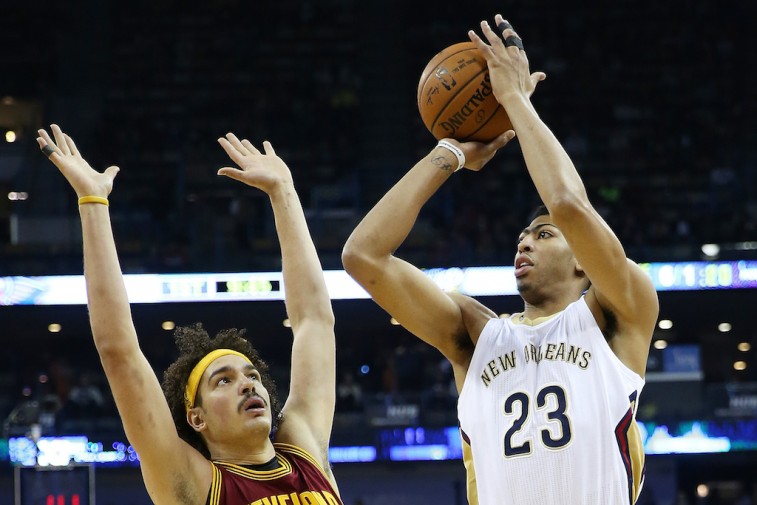 Anthony Davis shoots the rock.