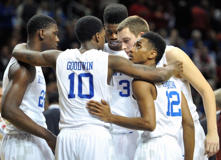 2012-13 Kentucky Wildcats huddle up