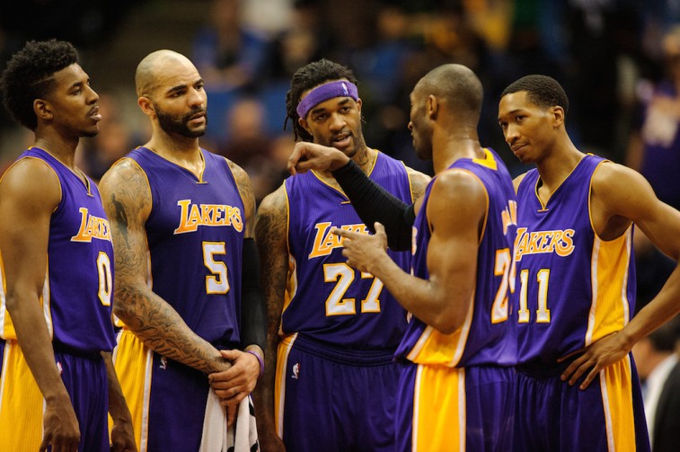 Kobe Bryant instructs teammates
