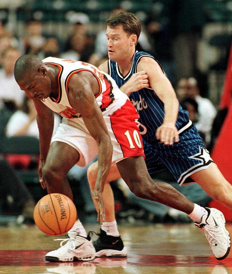 Atlanta Hawks-speler Mookie Blaylock (L) en Orlando Magic-speler Mark Price fight for the ball