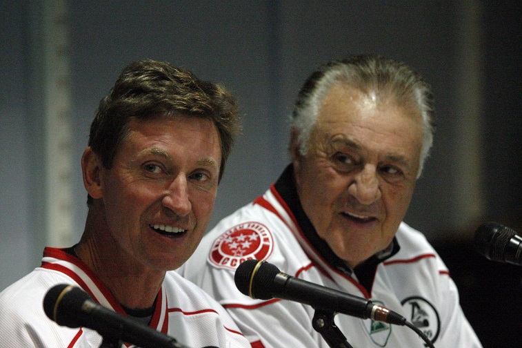 Canada's Wayne Gretzky (L) and Phil Esposito smile during a press conference before a Legends Jubilee Games 2012 hockey match between teams Legend of Canada and Legend of USSR in St. Petersburg, Russia, on September 5, 2012. AFP PHOTO / OLGA MALTSEVA