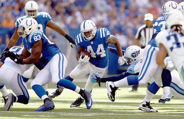 Ahmad Bradshaw runs against the Titans