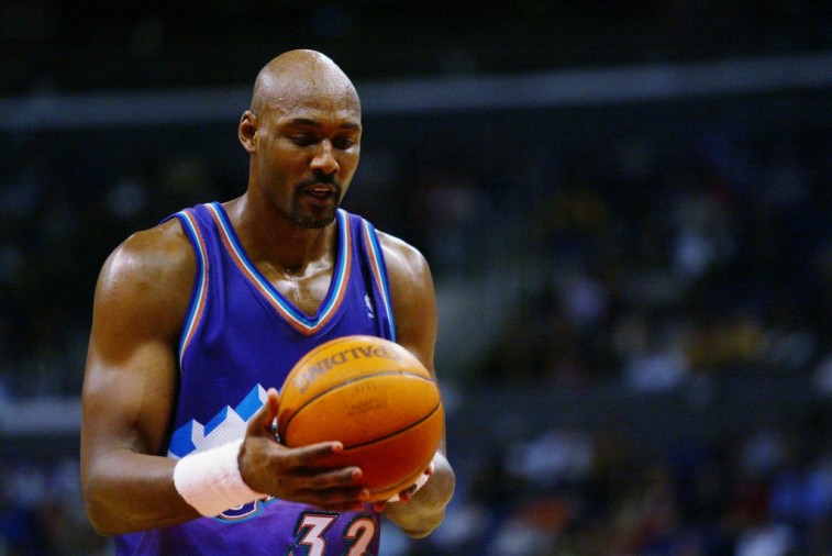 Karl Malone si prepara a sparare un tiro libero