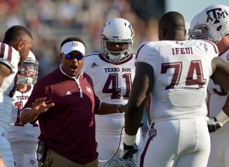 Kevin Sumlin talks to his Texas A&M players
