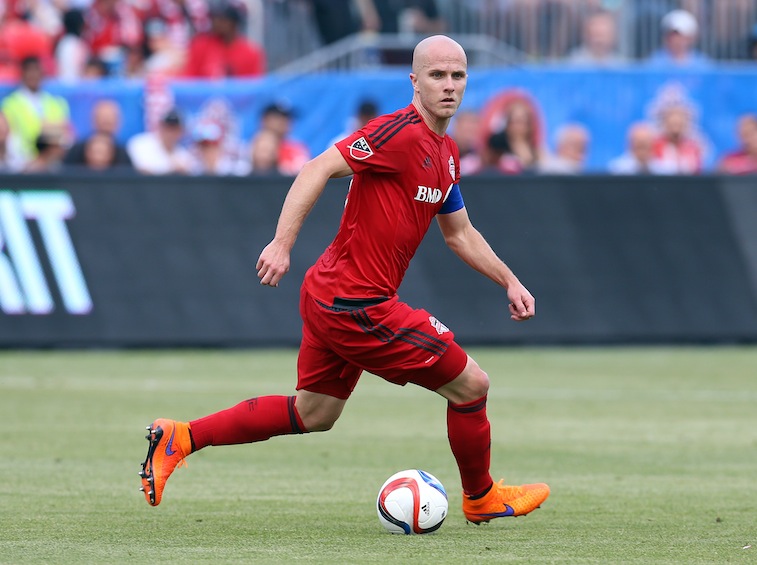 Michael Bradley dribbles the ball