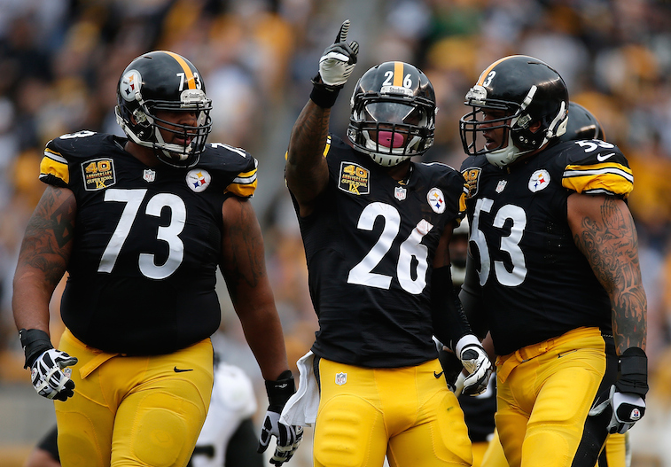 Le'Veon Bell (26) reacts to picking up a first down