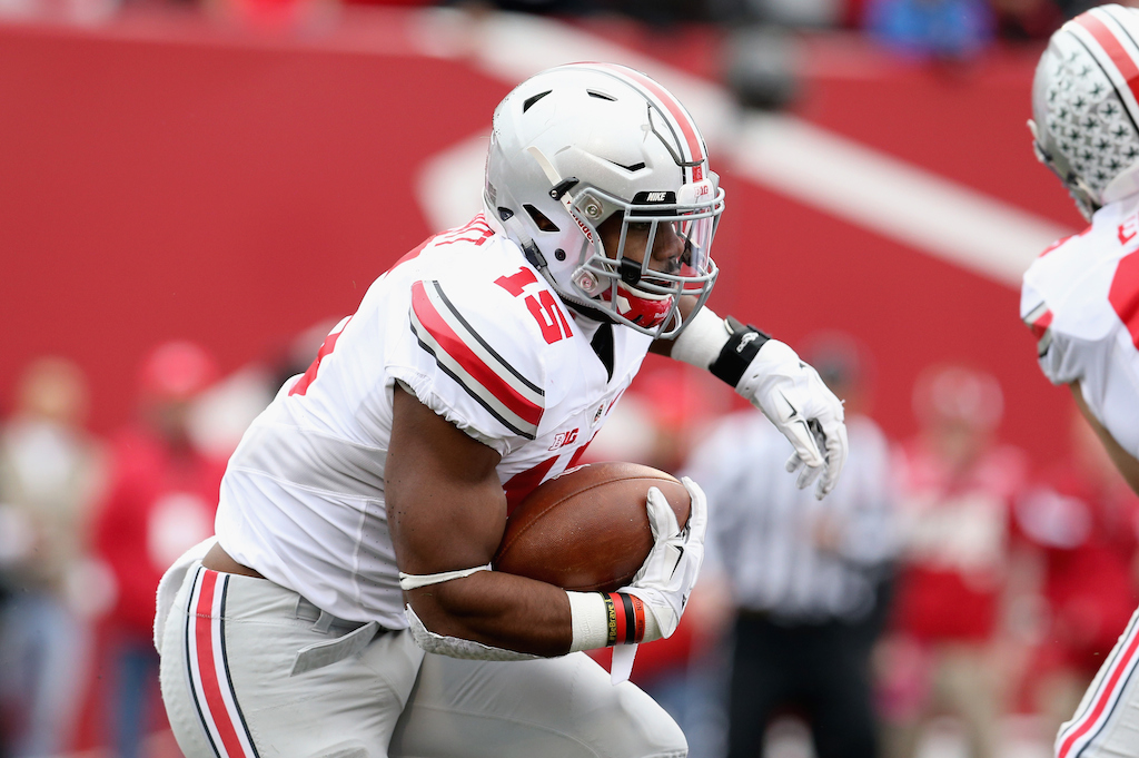 Ezekiel Elliott runs against Indiana