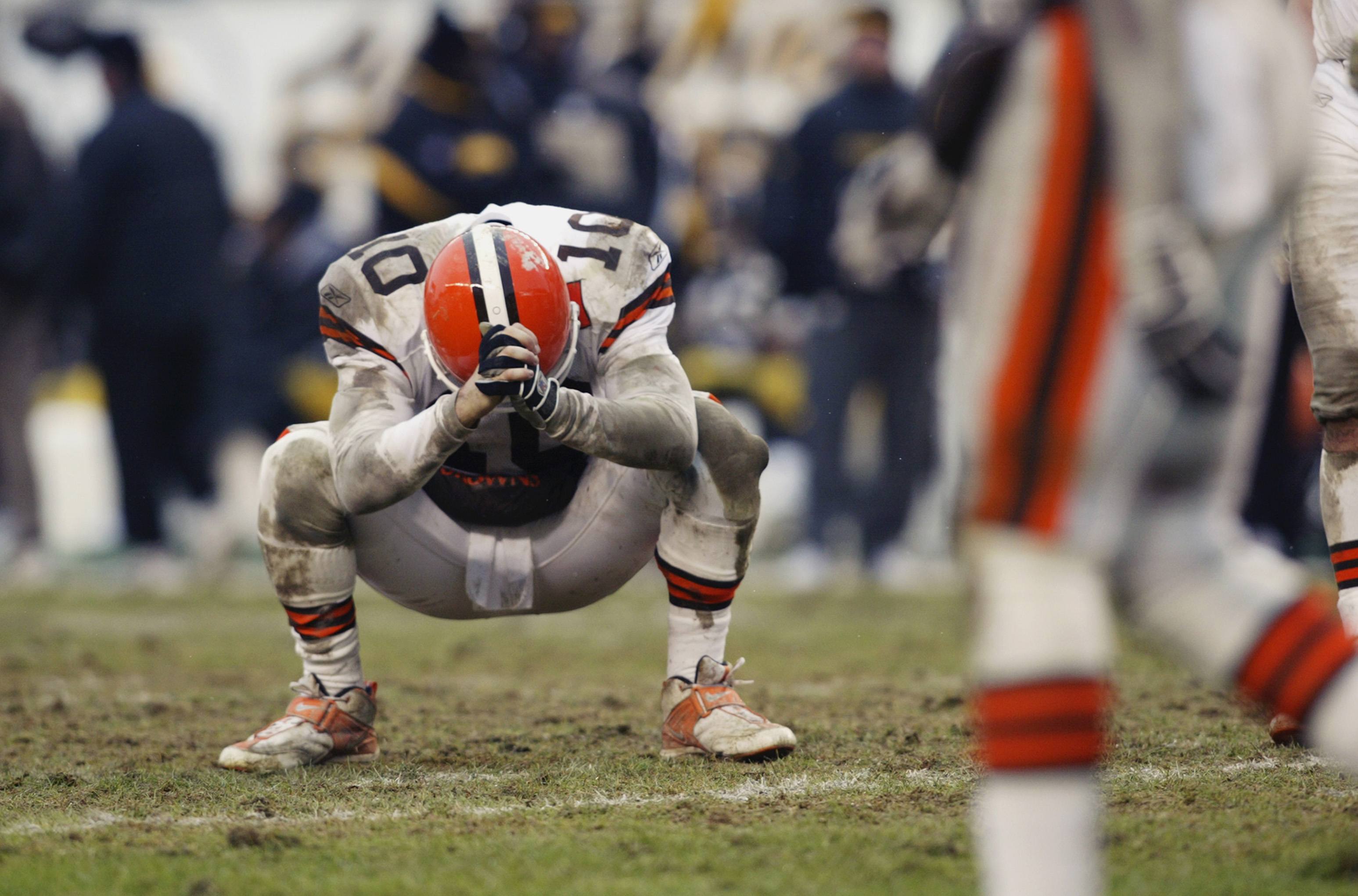 Kelly Holcomb of the Cleveland Browns looks down in frustration.