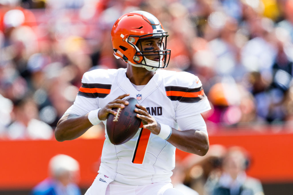 Quarterback DeShone Kizer of the Cleveland Browns passes.