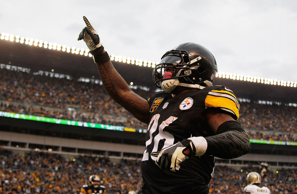 Le'Veon Bell pointing to the sky