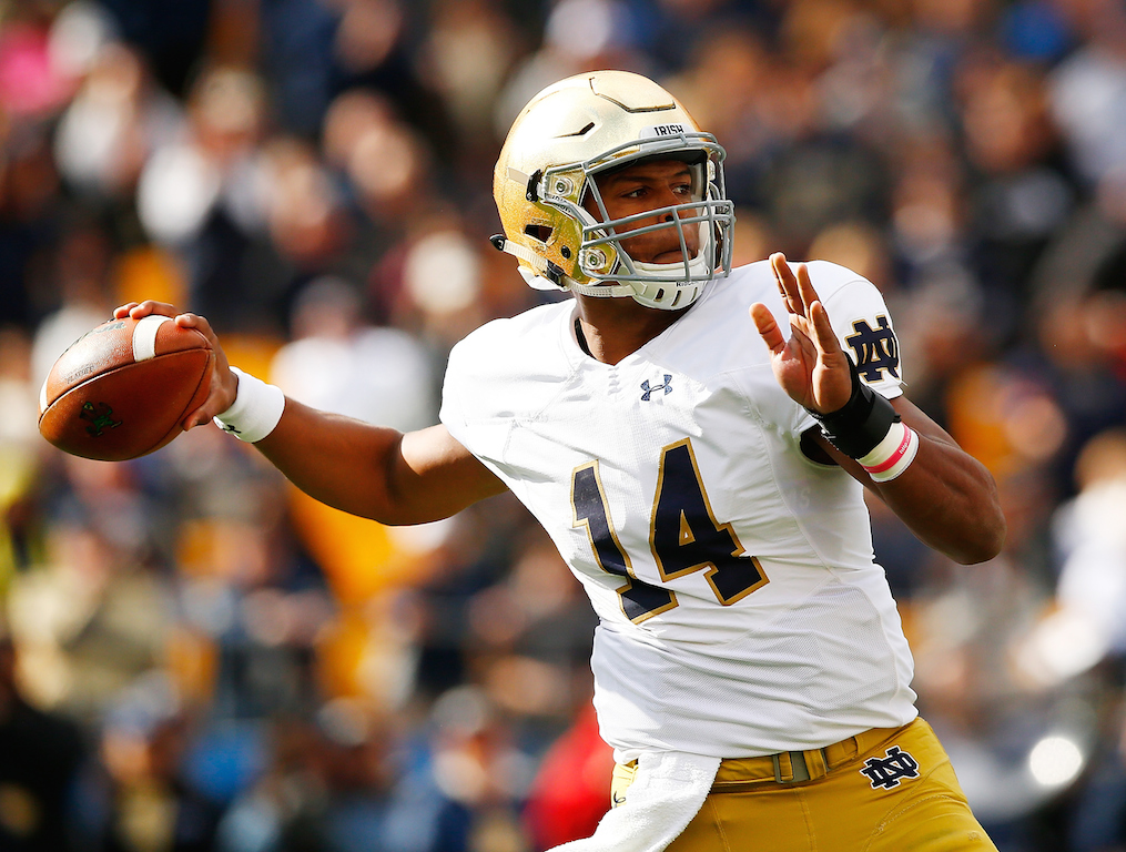 DeShone Kizer throws a pass for Notre Dame