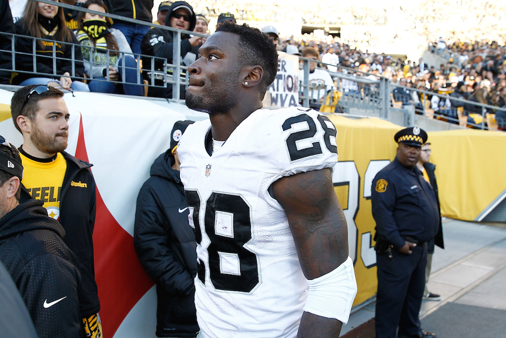 Latavius Murray leaves the field after being injured