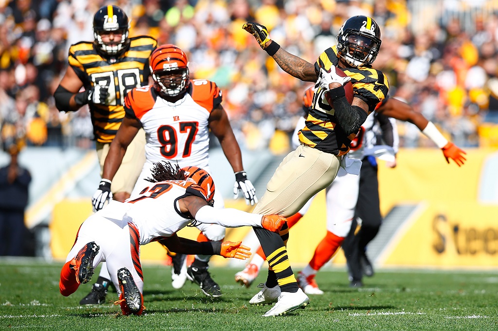 of the Pittsburgh Steelers of the Cincinnati Bengals during the game at Heinz Field on November 1, 2015 in Pittsburgh, Pennsylvania.