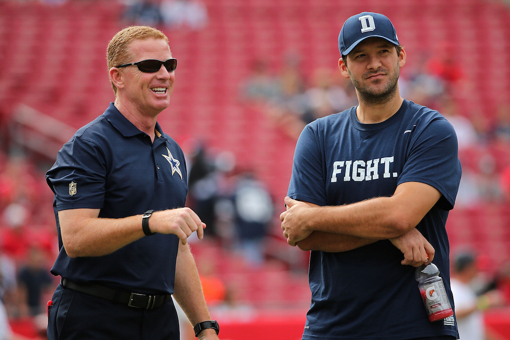 Dallas Cowboys coach Jason Garrett (L) chats with QB Tony Romo