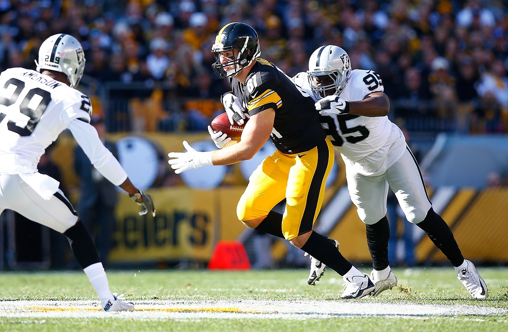 of the Pittsburgh Steelers of the Oakland Raiders during the game at Heinz Field on November 8, 2015 in Pittsburgh, Pennsylvania.
