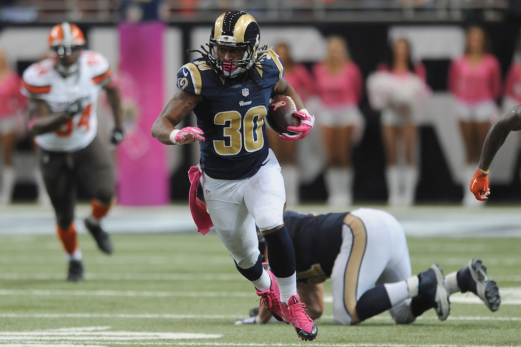Todd Gurley runs with the ball against the Browns