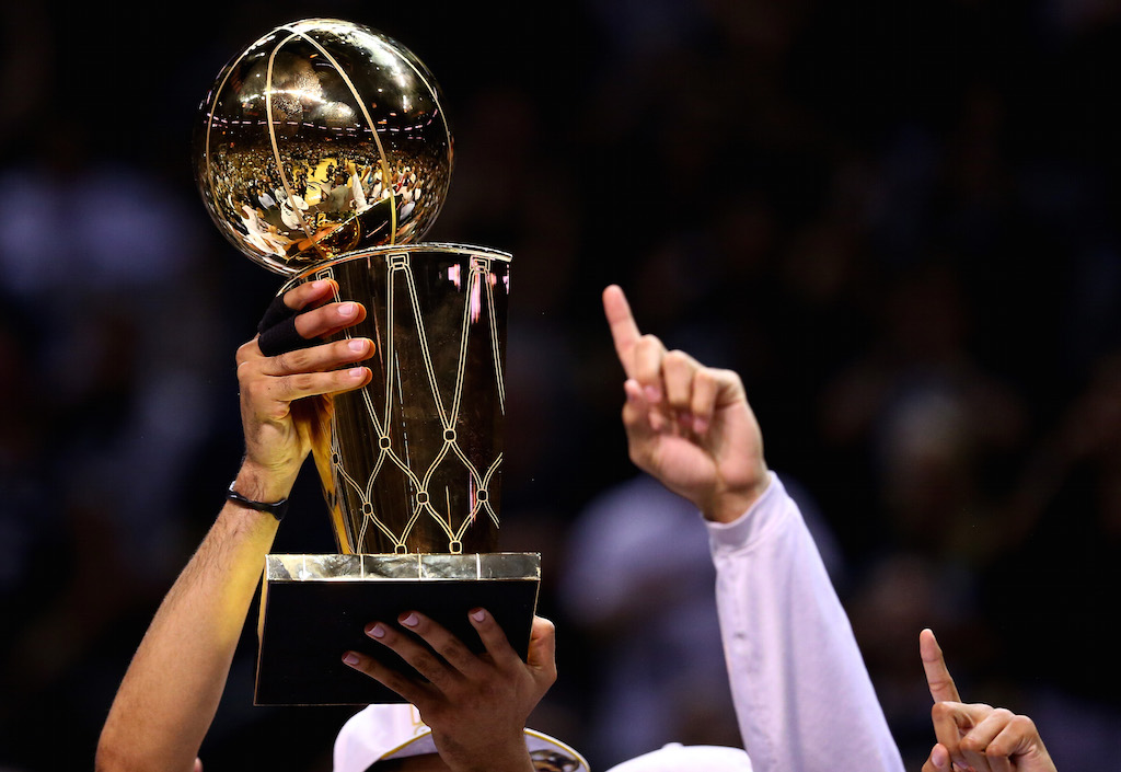 Spurs hold up the Larry O'Brien Trophy