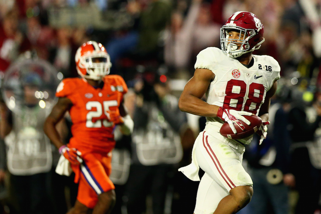 O.J. Howard #88 scores a touchdown for Alabama