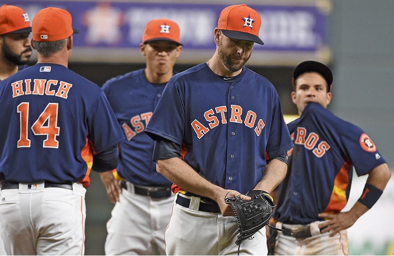 Astros manager A.J. Hinch pulls Scott Feldman