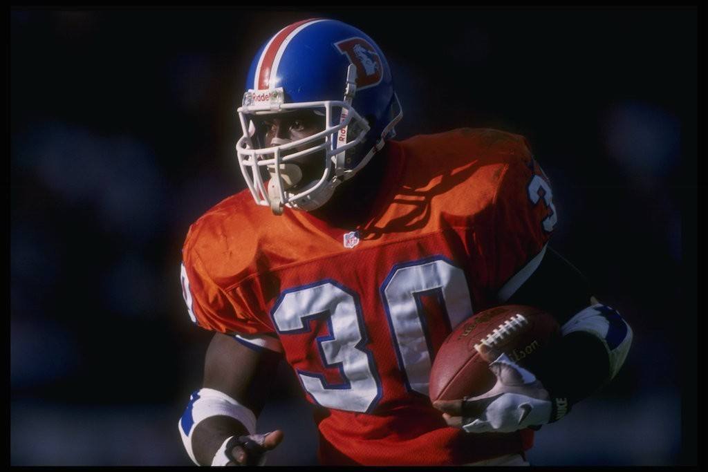 Terrell Davis runs the ball.