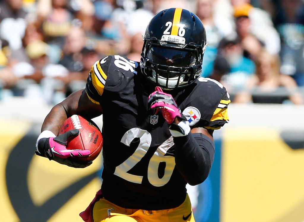 The Pittsburgh Steelers' Le'Veon Bell receives the ball and makes a run for the end zone
