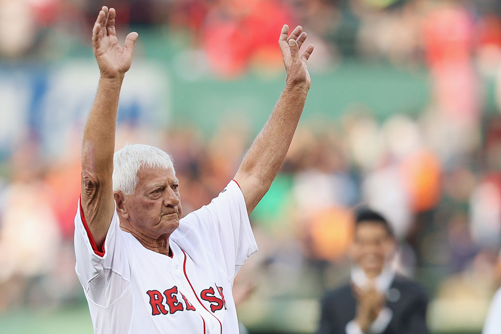 Carl Yastrzemski acknowledges the crowd